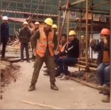 Thợ xây ngẫu hứng nhảy tài tình