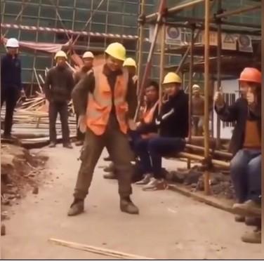 Thợ xây ngẫu hứng nhảy tài tình